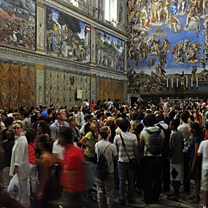 Visitors-in-Sistine-Chapel